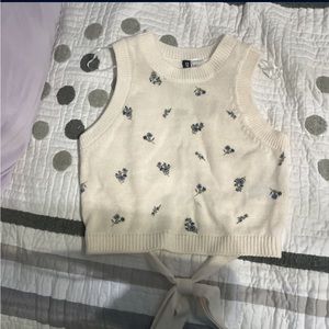 Cream knitted top From H&M never been worn tag still on.
